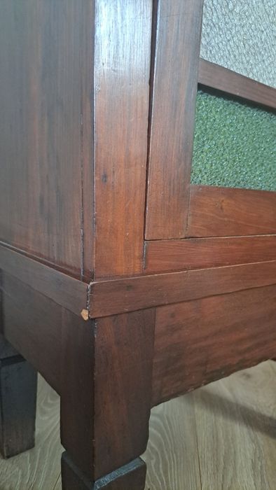 Móvel antigo com vidro canelado e gaveta