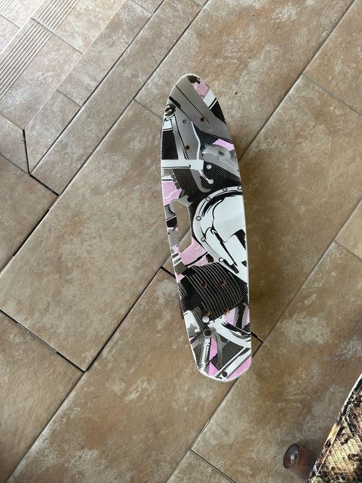 Скейтборд з комічним розфарбовуванням