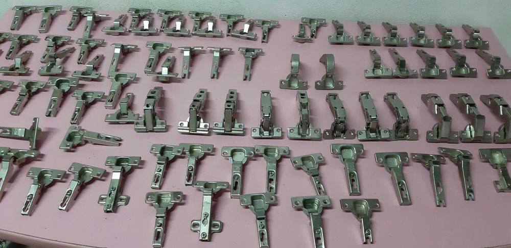 Dobradiças para armários e móveis