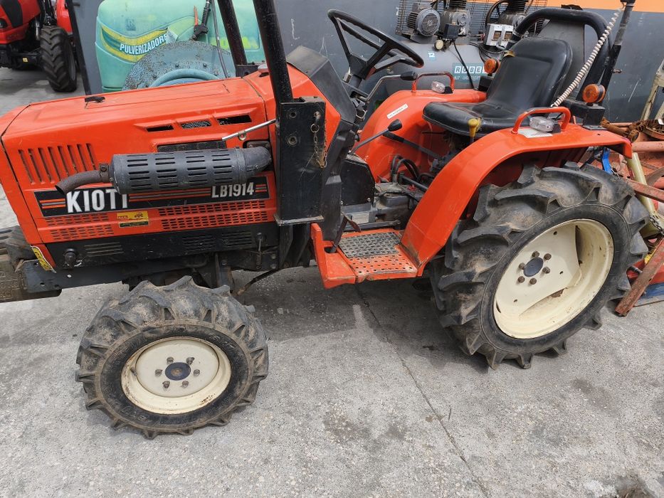 Trator Kioti LB1914