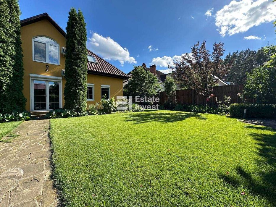 Продаж двоповерхового будинку 200 м² на доглянутій ділянці 12 соток, село Лютіж