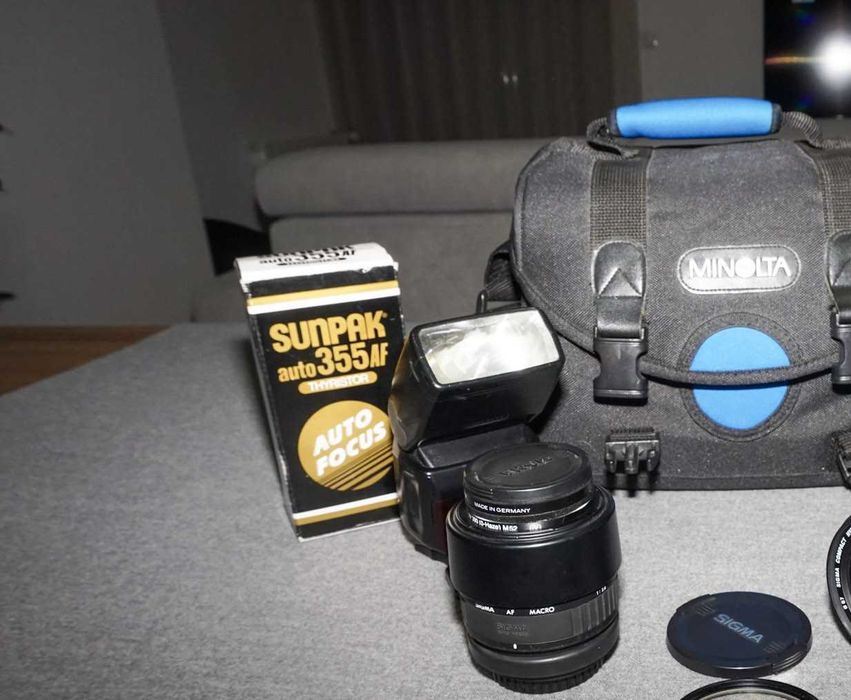 Minolta Dynax 500si Super + Sigma AF Macro 50mm f/2.8 + 2 Flashes