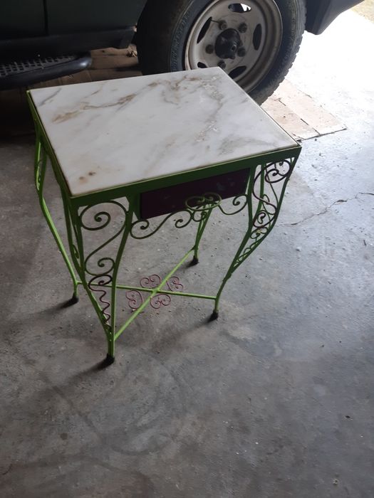 Mesa de cabeceira em ferro