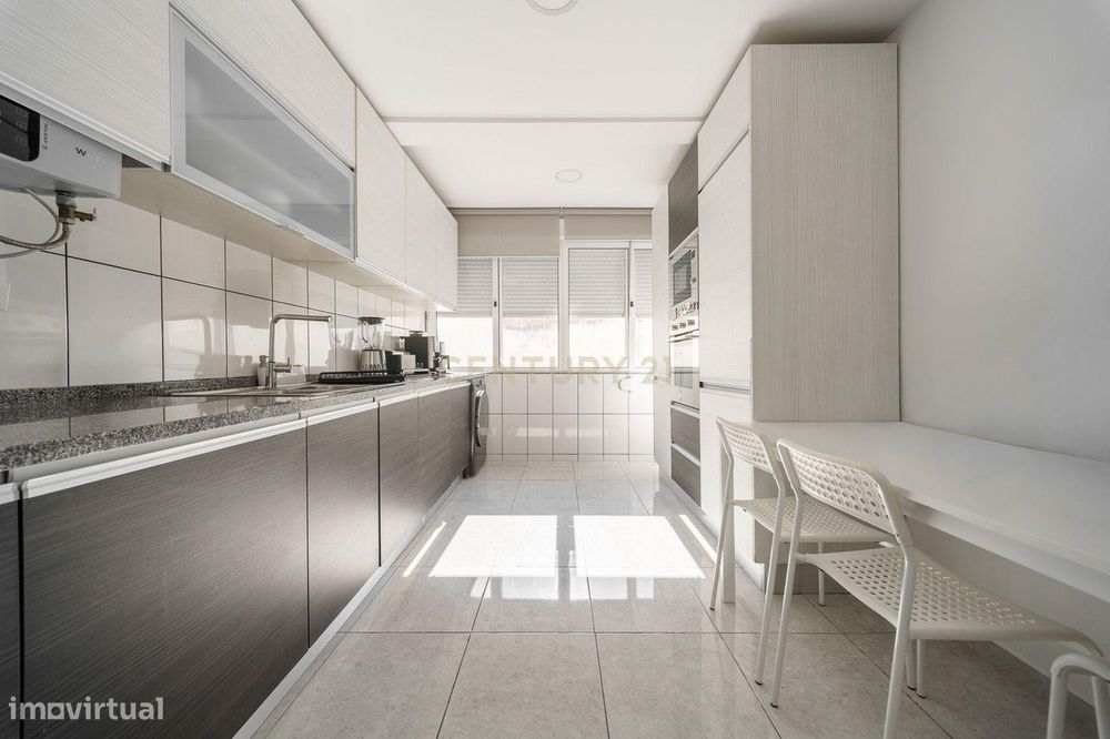 Apartamento T2 Renovado com Varanda e Arrecadação em São João da Talha