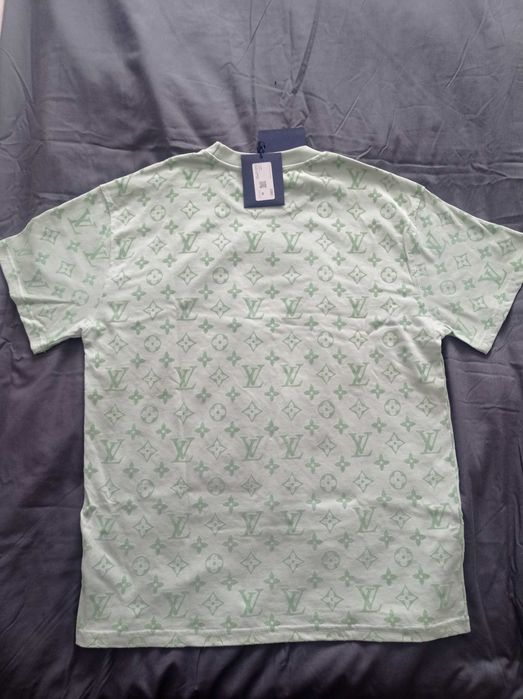 T-shirt Louis Vuitton tamanho M nova