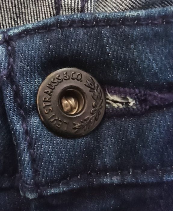 Стрейчевые джинсы зауженные Levis