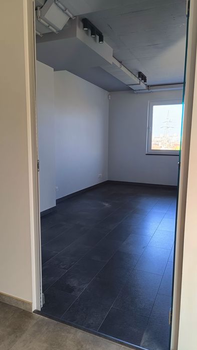 Lokal biurowo-usługowy o powierzchni 100m2 z 2 miejscami postojowymi