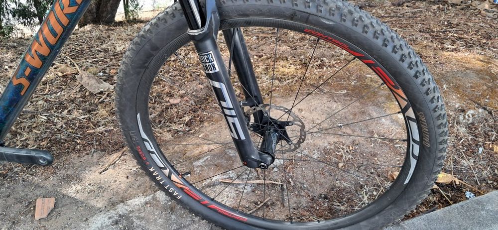 Btt super equipada com axs rodas e carbono e sid