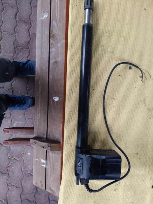 Napęd do bramy jednoskrzydlowy ze sterownikiem i pilotami