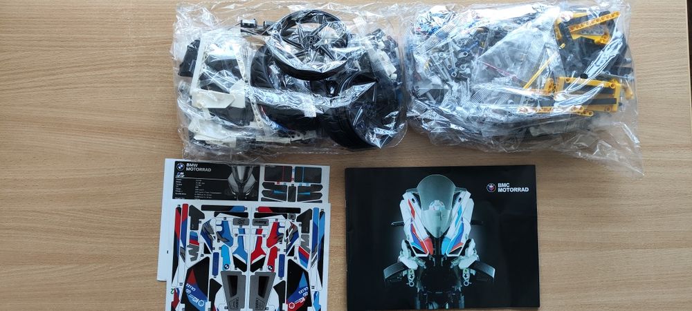 Конструктор Technic MOTO BMW M100 42130  1920 деталей