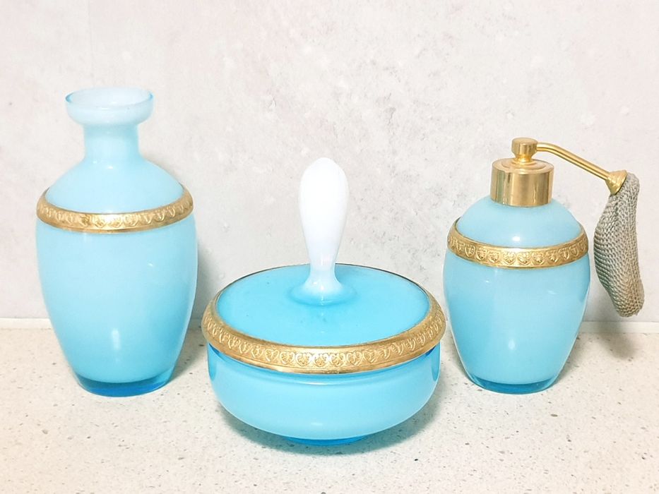 Lindissimo conjunto de perfume  em vidro opalino e armação dourada