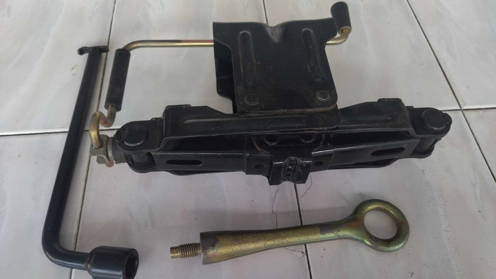 Conjunto Kit de macaco, chave de rodas e argola de tração