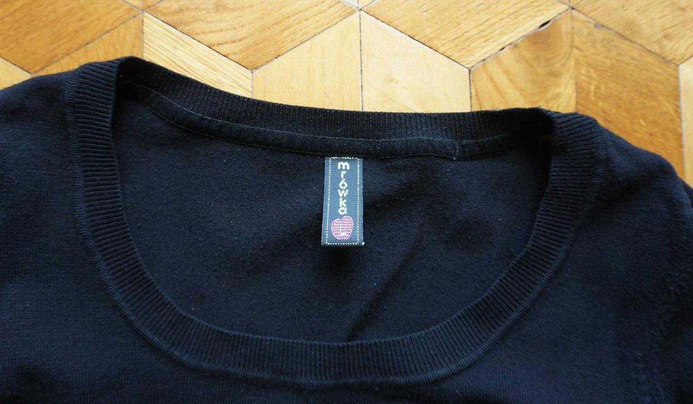 Sweterek sweter Mrówka 38 M dopasowany czarny ciemny pulower basic