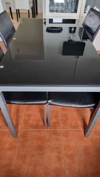 Mesa de vidro e quatro cadeiras