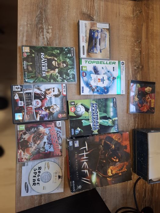 Stary komputer PC HP wraz z unikatowymi dodatkami grami i wyposażeniem