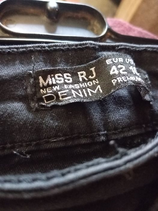 Calças Pretas com Rasgos nas Pernas