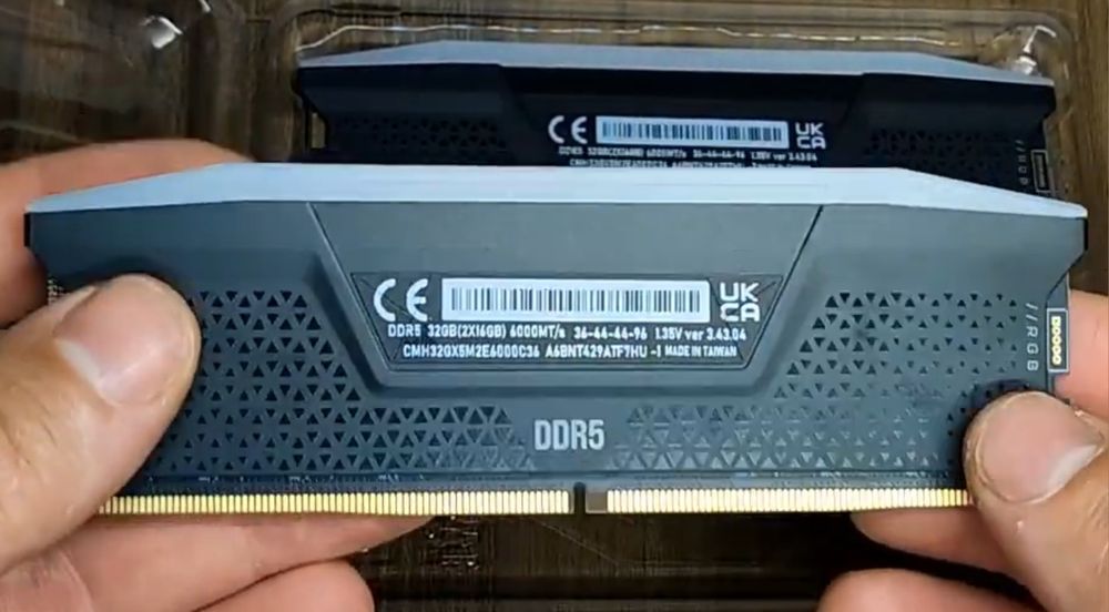 Dimm DDR5 Pack 2x 16GB (32GB) Corsair CL36 5000Mhz Vengeance RGB Cinza