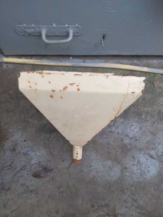 Приемный бункер для сыпучих материалов 370 мм на 370 мм высота 430 мм