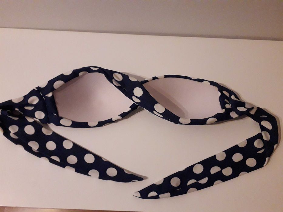 Biquini azul escuro com bolas brancas