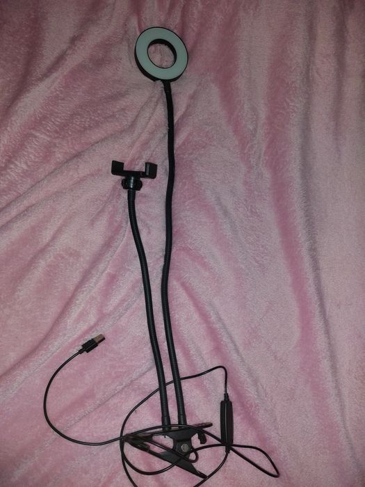 Кільцева лампа кріпеться до стола