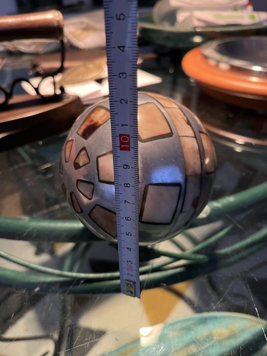 Bola decorativa em madrepérola e metal