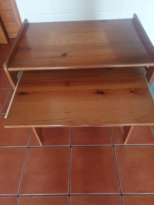 Secretária/mesa pc c/prateleira amovível  em pinho
