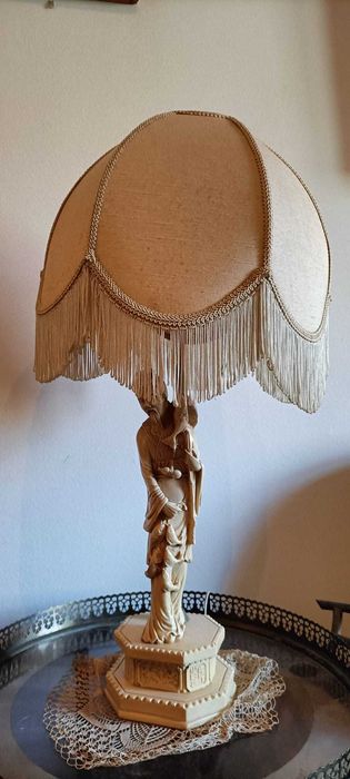 Candeeiro de mesa com figura e abajour