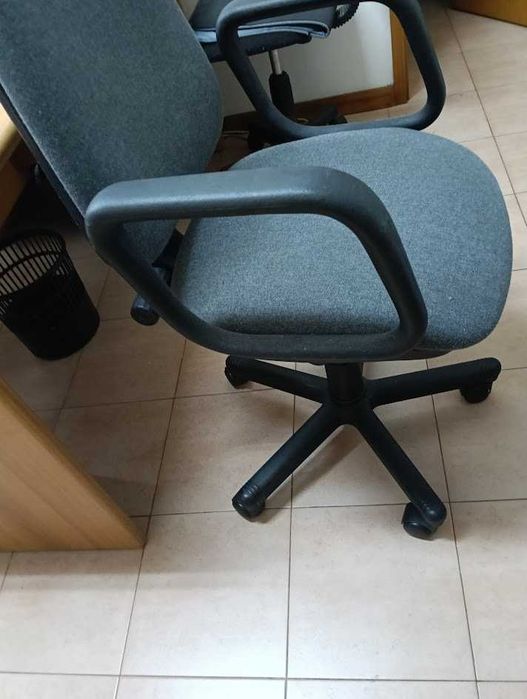 Cadeira de escritório ou quarto de cor cinza