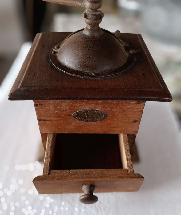 Moedor de café manual antigo da Peugeot Frères.Tudo a funcionar