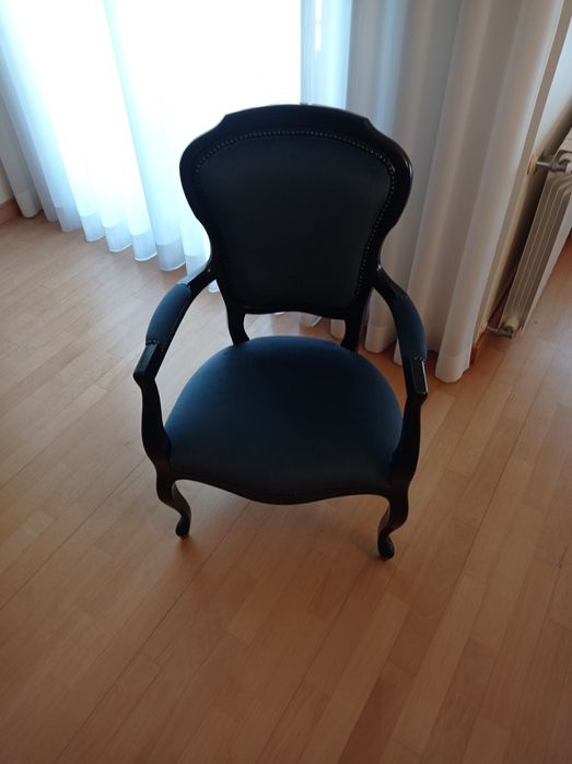 Cadeira forrada veludo azul