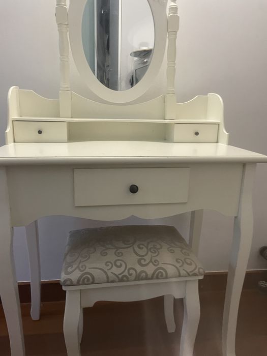 Toucador branco com banco