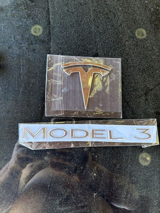 Znaczek  emblemat tesla 3