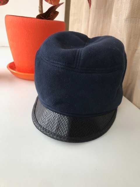 Женская шапка из искусственной замши