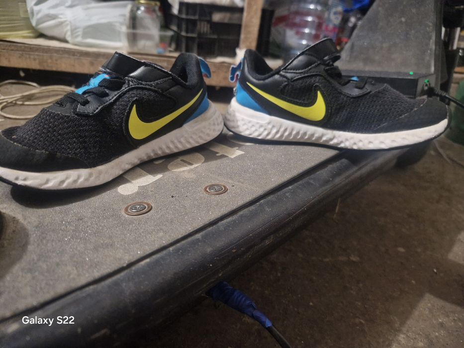 Продам кросівки гарной фірми Nike 28р.17 см.