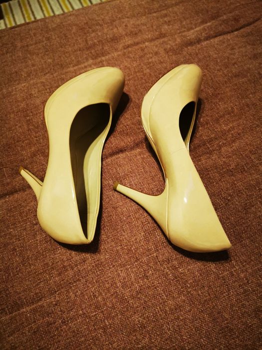 Sapatos de verniz nude