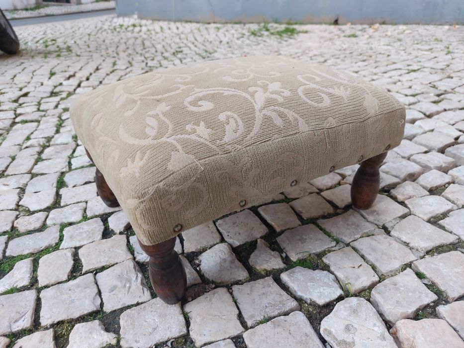 Antiga banqueta em tecido 

O design, incluindo as pernas de mad