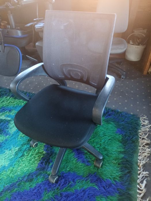 3 krzesła biurowe klasy premium i 2 zwykłe stan bdb.