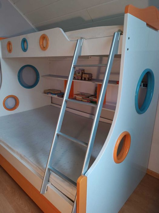 Łóżko piętrowe z dwuosobowym materacem na dol