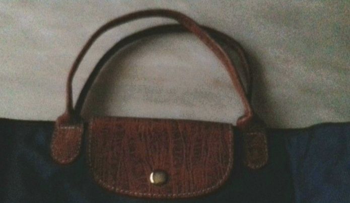 Saco desdobrável com pegas e aplicação de pele