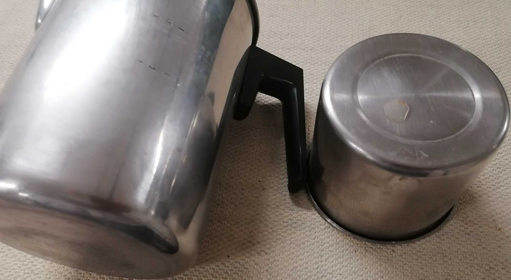 Copos em Inox, um grande e outro pequeno, ambos por 5€