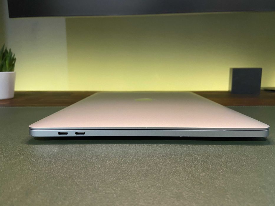 Apple MacBook Pro 13" [2019] - 16GB RAM - 256GB SSD - i5 Quad Core
