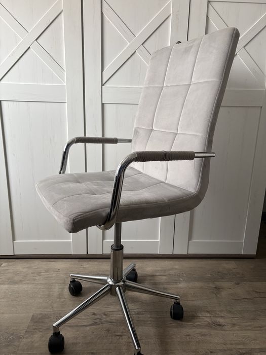 Szare krzesło biurkowe obrotowe