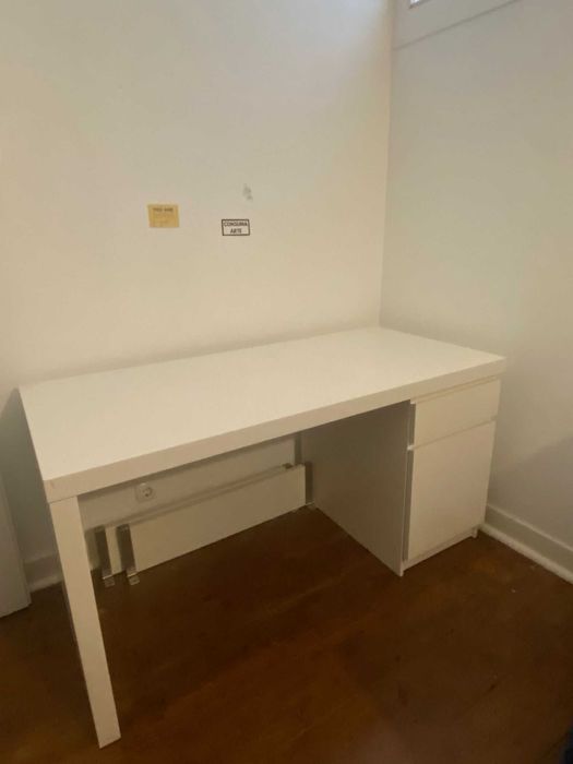 Secretária branca IKEA