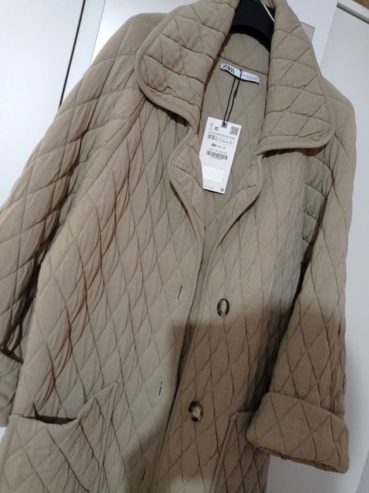 Płaszcz dzianinowy pikowany oversize XS -S beżowy Zara nowy