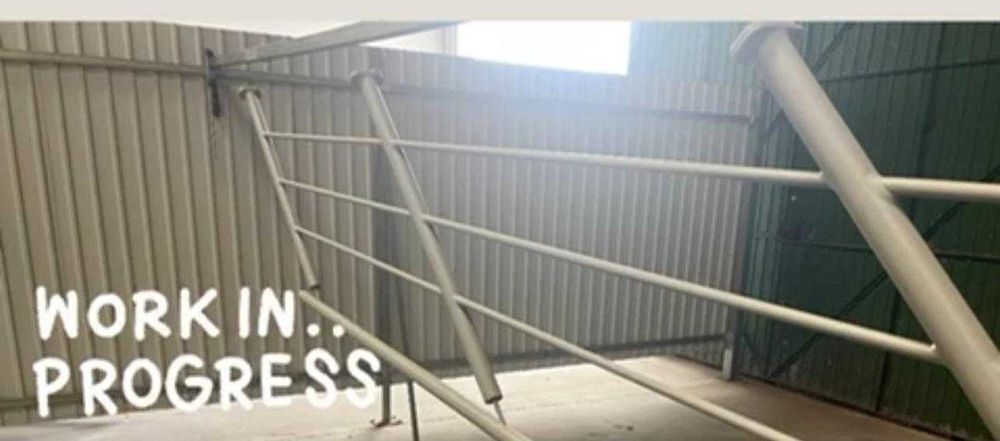 Serralheira, portão, corrimão, cobertura, telha sanduiche.