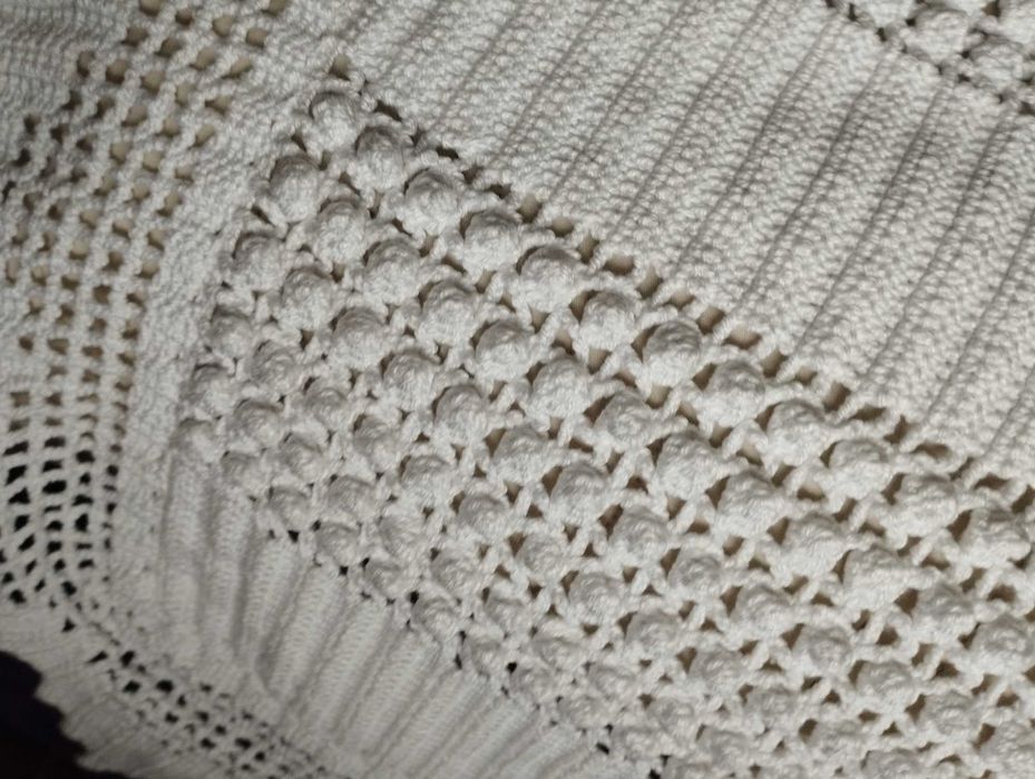 Colcha feita à mão em croché, com um design delicado e textura única