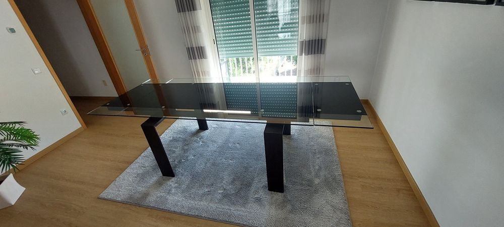 Mesa em vidro e madeira wengue