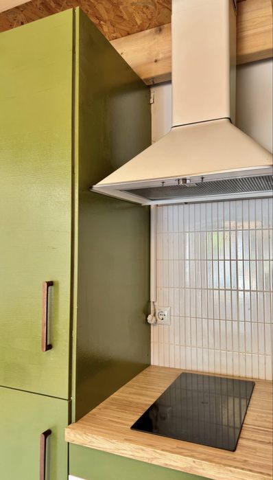 cozinha verde e madeira + exaustor + fogão
