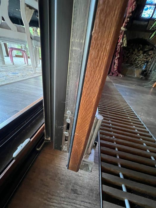 Здравствуйте! Я профессиональный мастер по ремонту окон и дверей.