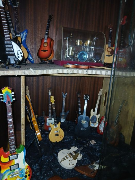Colecao 24 minitura de viola e guitarra  por 200 €